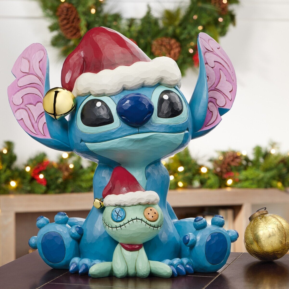 Disney Traditions Stitch met Scrump kerstbeeld (afbeelding 3)